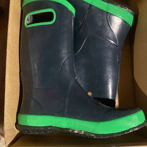 Bogs kids rain boots size 6